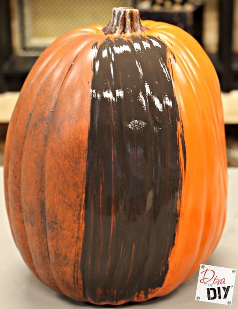 It takes just two steps, but it will make your faux pumpkins look realistic and rustic year after year! Elegant Pumpkins, Fake Pumpkins, Rustic Halloween, Plastic Pumpkins, Faux Pumpkins, Fall Deco, Fall Halloween Crafts, Front Porches, Autumn Crafts