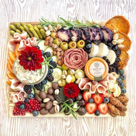 Thanksgiving Grazing Board, Grazing Board Ideas, Appetizer Boards, Charcuterie Box, New Food Trends, Charcuterie Meats, Charcuterie Board Meats, Grazing Platter, Boards Charcuterie