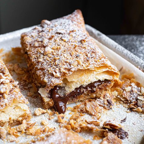 Heaven in a dessert. This moreish pud has everything: chocolate, butter and toasted hazelnuts. Not to mention, it's good for brunch, too. Autumn Baking Ideas, Hazelnut Croissant, Quick Dinner Ideas Healthy, Food Recipes Sweet, Easy Lunchbox Ideas, 2024 Meals, Recipes Pastry, Easy Lunchbox, Autumn Baking