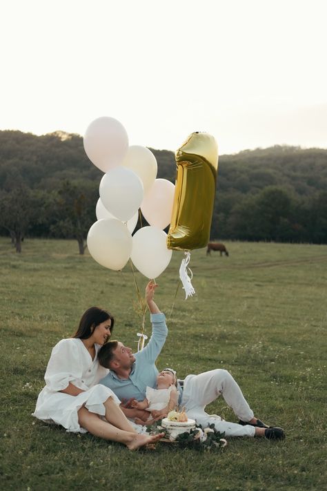 1st Birthday Photoshoot With Balloons, First Birthday Cake Smash Photoshoot Outdoor, First Bday Shoot, First Bday Pics, 1 Year Birthday Family Photoshoot, Family Photoshoot 1st Birthday, 1 Year Pics, One Year Family Photos First Birthdays, First Birthday Outside Photoshoot