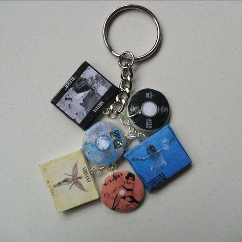 Pants Keychain Ideas, Things To Put On Your Keychain, Cool Keychains For Car Keys, Cool Key Chains, Keys With Keychain, Asethic Key Chains, Keychain Inspo Aesthetic, Keychain Aesthetic Diy, Indie Keychain