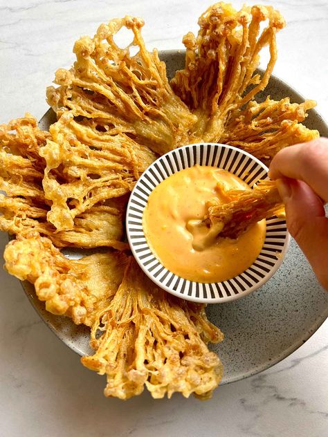 Pan Fried Enoki Mushrooms, Deep Fried Enoki Mushrooms, Fried Enoki Mushroom Recipe, Enochi Mushrooms, Enoki Mushroom Recipe Air Fryer, Gold Appetizers, Enochi Mushrooms Recipe, Ramen With Milk, Spicy Instant Ramen