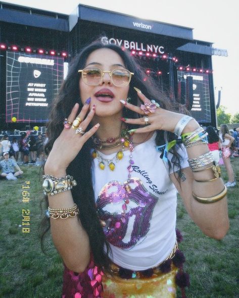 Berenice | NYC Fashion Maximalist | Yes, I wore heels to a festival lol✨😌 | Instagram Festival Outfit Accessories, Pink Festival Outfit Ideas, Colorful Maximalist Outfit, Rock Festival Outfit Summer, Benulus Fashion, Rave Outfits Aesthetic, Fashion Maximalist, Rave Photos, Rave Birthday