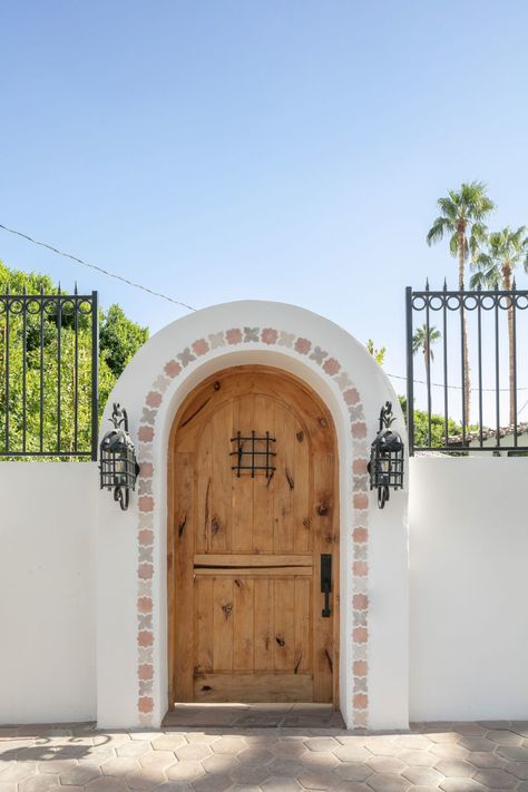 Modern Spanish Style Homes Exterior, Spanish Revival Exterior, Spanish Style Doors, Spanish Style Home Exterior, Modern Spanish Style Homes, Acajutla, Modern Spanish Revival, Spanish Revival Style, Modern Mexican Home Decor