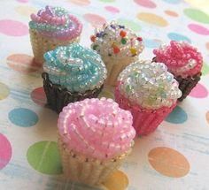 Seed beads cupcake diy craft ornament Beaded Cupcake, Cupcake Crafts, 3d Beading, Art Perle, Beaded Things, Motifs Perler, Beaded Boxes, Beading Crafts, Beaded Crafts