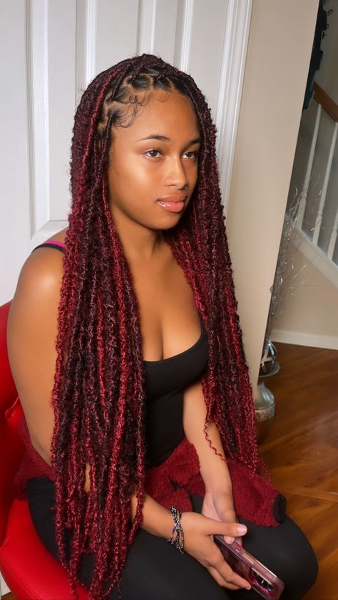 Wine Red Hair Styles, Soft Locs With Red Peekaboo, Red Protective Styles On Black Women, Faux Locs Red And Black, Black And Burgundy Soft Locs, Burgundy Butterfly Locs Black Women, Fall Locs Black Women, Burgundy Protective Hairstyles, Burgundy Goddess Locs