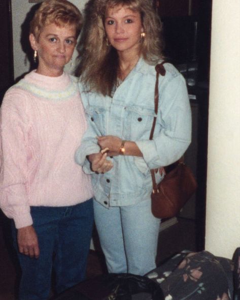 pam with her mom, late 80s 80s Mom Outfit, Late 80s Fashion, 80s Core, Dylan Lee, Pamela Andersen, 80s Mom, 80s Photos, Brandon Lee, My Icon