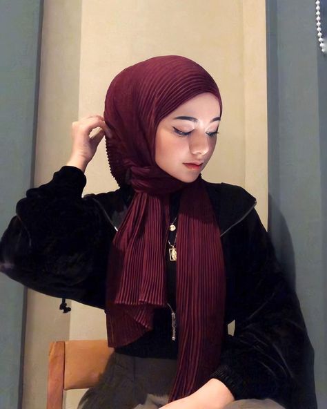 OOTD HIJAB Maroon Scarf Outfit, Maroon Hijab Outfit, Maroon Hijab, Maroon Scarf, Maroon Outfit, Fashion Hijab Outfits, Street Hijab Fashion, Jersey Hijab, Frame Logo