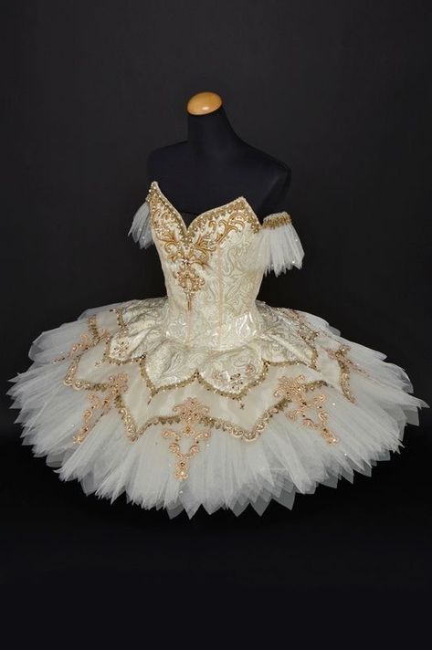 Ballet Costumes Tutus, Dance Costumes Ballet, Ballet Shows, Ballet Designs, Classical Ballet Tutu, Ballet Stuff, Gold Tutu, Ballerina Outfit, Ballerina Costume