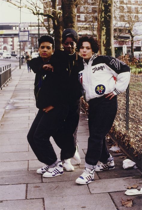 She Rockers (London Rap/Dance Crew), Shepherd’s Bush Green, London, 1988 Look Hip Hop, Jamel Shabazz, Pakaian Hipster, Cultura Hip Hop, 80s Trends, 80s Hip Hop, 90s Hip Hop Fashion, Fashion 80s, Vintage Black Glamour