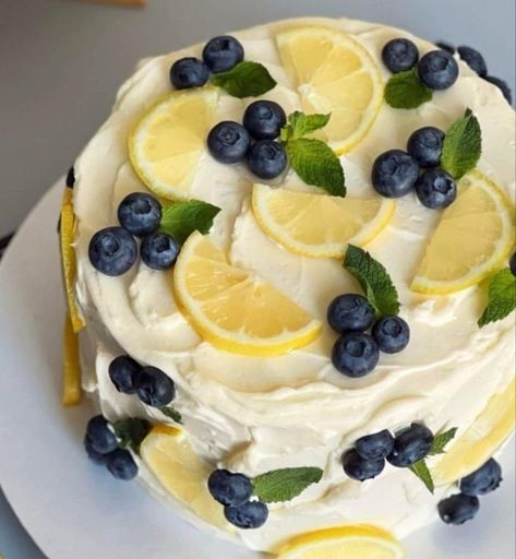 Desserts For Sharing, Decorate Ice Cream Cake, Pretty Spring Cakes, Birthday Brunch Cake Ideas, Cakes Easy Decoration, Summer Dessert Aesthetic, Cute Fruit Cake, Pretty Lemon Cake, Spring Birthday Cake Ideas