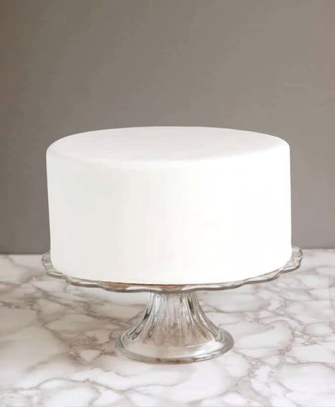 You can buy it, so why would you need to know how to make rolled fondant? Let's face it, commercial fondant does not taste good. Making your own is worth the time and is surprisingly easy to do. #recipe #easy #tips #video #how to #best White Sponge Cake Recipe, Fondant For Beginners, White Sponge Cake, Rolled Fondant Recipe, Home Made Fondant, White Fondant Cake, Homemade Fondant, Fondant Tips, White Fondant