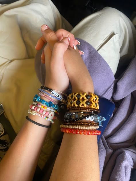 wlw lesbian bisexual couple aesthetic holding hands girls Holding Hands Bracelet, Wlw Hand Holding, Bisexual Girl Aesthetic, Wlw Hand Placement, Wlw Holding Hands, Aesthetic Holding Hands, Hand Holding Aesthetic, Wlw Aesthetic Faceless, Holding Hands Aesthetic