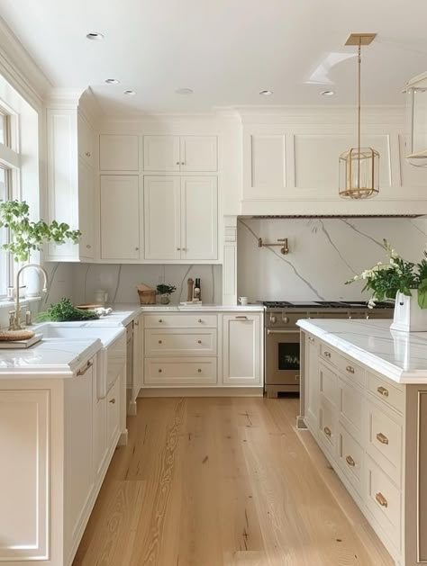 Timeless Kitchen Remodel, Cream Kitchen Inspiration, Creme Kitchen, Kitchen Upper Cabinets, Hydrangea Kitchen, Two Toned Cabinets, Traditional Modern Kitchen, Different Kitchen Styles, Refresh Kitchen