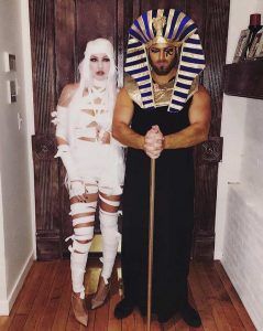 Mummy King Tut Couples Costume Idea Halloween Kostüm Joker, Creative Couples Costumes, Couples Costumes For Halloween, Celebrity Couple Costumes, Unique Couples Costumes, Couples Costumes Creative, Meme Costume, Mummy Costume, Costumes For Halloween