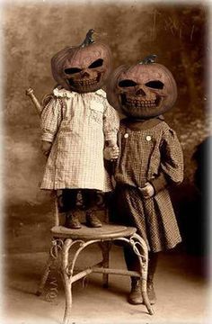 These creepy mummy-head statues are perfect for a haunted house or scary halloween party. Description from pinterest.com. I searched for this on bing.com/images Vintage Bizarre, Dekorasi Halloween, Photo Halloween, Image Halloween, Creepy Vintage, Creepy Photos, Labu Halloween, Carte Halloween, Vintage Halloween Costume