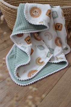 Blankets For Newborns, Baby Fabrics, Baby Diy Sewing, Baby Bouquet, Organic Cotton Blanket, Pom Pom Baby, Sac Diy, Kids Blanket, Crochet Gift Ideas