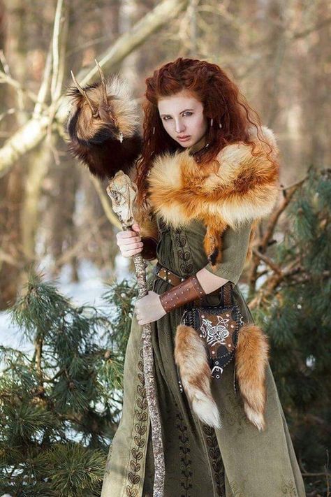 Druid Costume, Viking Queen, Costume Viking, Viking Cosplay, Celtic Druids, Venomous Snakes, Viking Dress, Fair Outfits, Viking Wedding