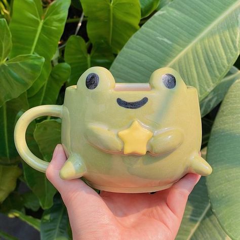 Mugs Out Of Clay, Cute Pinch Pot Ideas Ceramics, Pottery Ideas Air Dry Clay, Clay Pinch Pot Ideas Animals, Animal Clay Pots, Cup Clay Art, Ceramic Ideas Cute, Frog Pinch Pot, Green Aesthetic Items