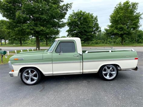 Old Ford Trucks For Sale, 1970 Cars, Old Trucks Vintage, Green Ford Truck, Old Vehicles, Old Ford Trucks F100, Vintage Ford Trucks, Cute Trucks, Ford F100