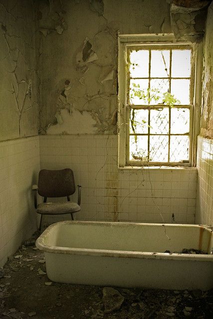 Bryce Hospital - Northport, Alabama Broken Building, Bathtub Pictures, Plumbing Humor, Fear Of Abandonment, Old Bathtub, Growing Moss, Eerie Places, Abandoned Asylums, Riders On The Storm