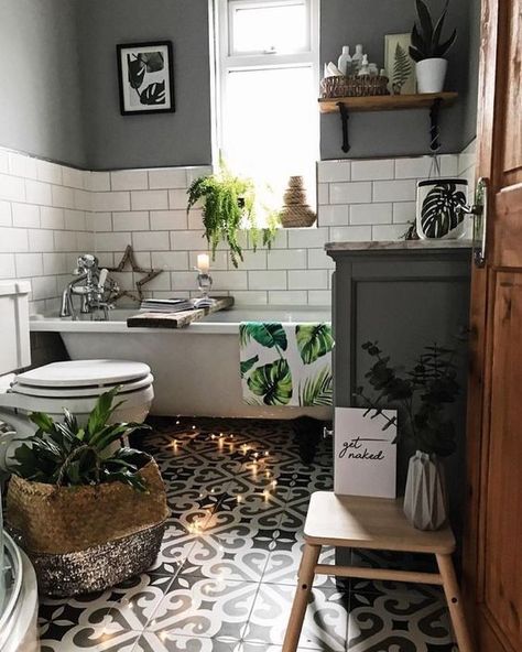 How to Create a Victorian Style Bathroom with a Modern Touch - Decoholic Victorian Style Bathroom, Black And White Tile, Cozy Bathroom, Victorian Bathroom, Bad Inspiration, Beautiful House, Decor Minimalist, House Bathroom, Bathroom Styling