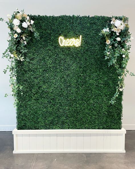 Boxwood backdrop with floral accents in greens and neutrals. Greenery Backdrop With Flowers, Boxwood Photo Backdrop, Diy Greenery Wall Backdrop, Boxwood Backdrop Ideas, Green Photo Background, 25th Birthday Brunch, Green Photo Backdrop, Table Ideas For Wedding, Wedding Photo Wall