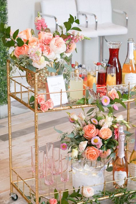 Center Piece Bridal Shower Flower, Bar Cart Party Drink Stations, Baby Shower Momosa Mimosa Bar, Fancy Mimosas, Mimosa Bar Cart, Mimosa Station, Diy Mimosa Bar, Diy Mimosa, Mimosa Bar Ideas