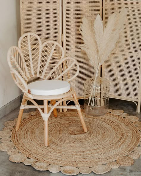 Rattan Party Decor, Rattan Chair Photoshoot, Rattan Backdrop, Wicker Aesthetic, Photoshoot Setup Ideas, Boho Shower Ideas, Beach Boho Bedroom, Esthetician Suite, Wedding Vendors Booth