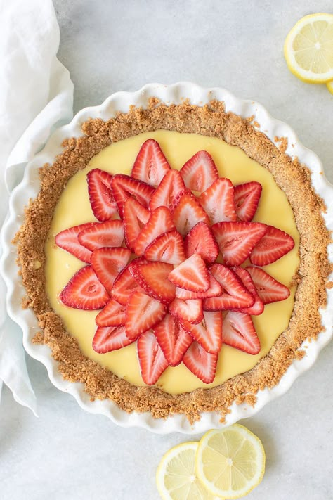 Strawberry Lemonade Pie Recipe, Strawberry Lemonade Pie, Strawberry Lemon Pie, Quick Party Desserts, Lemonade Pie Recipe, Summer Pie Recipes, Toasted Meringue, Homemade Strawberry Lemonade, Lemonade Pie