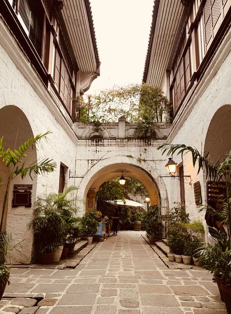 Spanish Colonial Architecture Philippines, Philippine Traditional House, Filipino History Aesthetic, Filipino Countryside, Traditional Filipino House, Casa Manila, Philippines Architecture, Filipino Aesthetic, Vigan Philippines