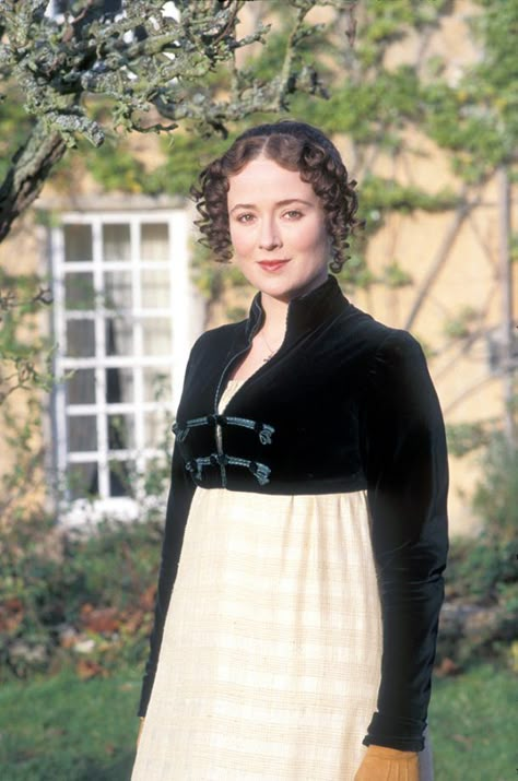 Jennifer Ehle as Elizabeth Bennet in Pride and Prejudice (1995). #JenniferEhle #ElizabethBennet #Prideandprejudice #1995 #tvminiseries #series Jennifer Ehle Elizabeth Bennet, Elizabeth Bennet 1995, Elizabeth Bennet Aesthetic, Elinor Dashwood, Pride And Prejudice Elizabeth, Tom Branson, Sense And Sensibility 1995, Jasmine From Aladdin, Page Drawing