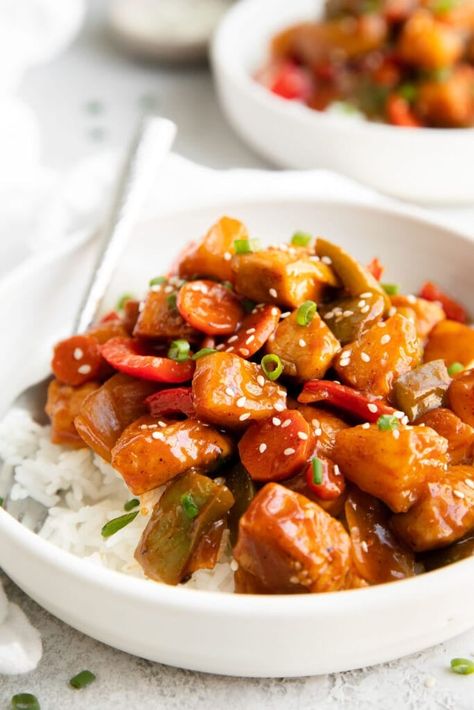 This familiar dish is made even easier and better with our recipe for Healthy Sweet and Sour Chicken. Make it tonight in one skillet for a veggie-loaded, protein-rich dinner that satisfies your craving for takeout. A simple lower-sugar sweet and sour sauce coats chicken breast and crisp-tender vegetables in this recipe that will be your new go-to for Sweet and Sour Chicken. Low Sodium Sweet And Sour Chicken, Healthy Sweet And Sour Chicken, Fwtfl Recipes, Sweet And Sour Chicken Recipe, Sour Chicken Recipe, Turkey Dinners, Fresh Lunch, Real Food Dietitians, Cooking Jasmine Rice