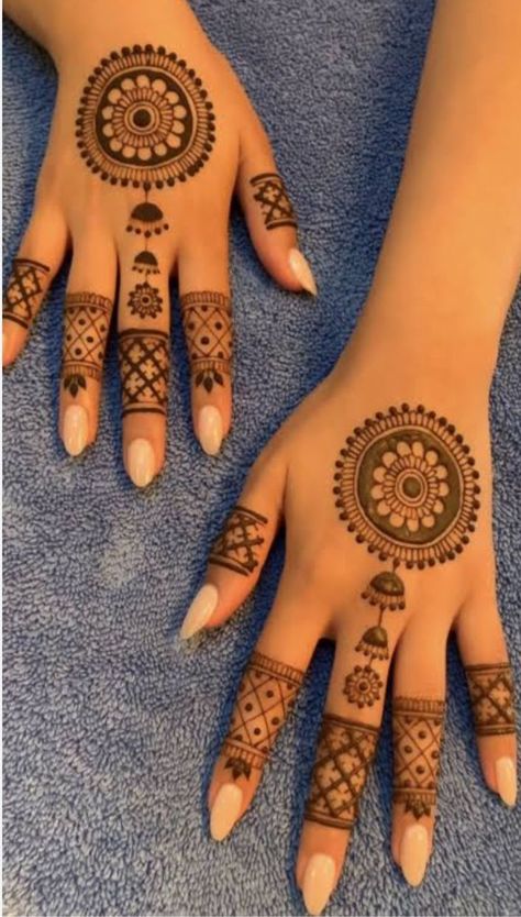 Mehendi Designs Aesthetic Palm, Mehandi Desine Simple, Mehendi Designs Palms Easy, Palm Aesthetic Mehendi, Back Hand Side Mehndi Design, Palm Mahendi Designs, Easy Henna Designs For Beginners Palm, Indian Henna Designs Palm, Easy Mehendi Designs For Beginners Palm