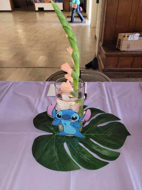 Stitch And Angel Centerpiece Ideas, Stitch Birthday Centerpieces, Stitch Baby Shower Centerpieces, Stitch And Angel Centerpieces, Stitch Table Centerpieces, Stitch Disney Party, Stitch Centerpiece Ideas, Candy Bar Stitch, Lilo And Stitch Centerpieces