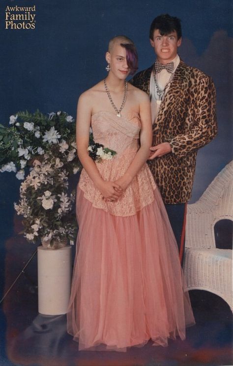 Awkward Prom Photos, Punk Prom, Funny Family Photos, Awkward Pictures, 90s Prom, Awkward Photos, 80s Prom, Awkward Family Photos, Bad Photos