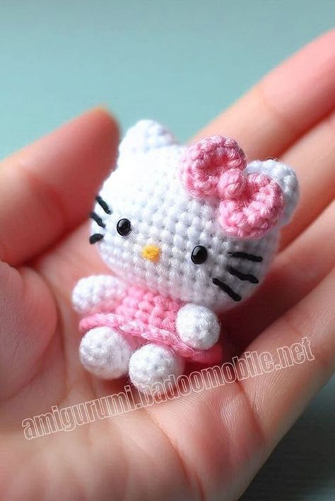 Amigurumi Hello Kitty Keychain Free Pattern-1 Crocheted Hello Kitty, Hello Kitty Amigurumi Patron Gratis, Diy Crochet Amigurumi, Crochet Pins, Pokemon Crochet Pattern, Hello Kitty Crochet, Baby Cardigan Knitting Pattern Free, Anna Birthday, Hello Kitty Keychain