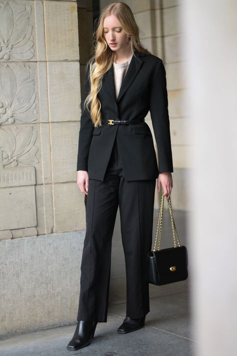 All black outfit, minimal outfit, minimal streetstyle, classy outfit, black suit for women, Celine belt, blond hair Black Celine Belt Outfit, Black Blazer With Belt, Celine Belt Outfit Women, Celine Triomphe Belt Outfit, Classy Daily Outfits, Black Blazer Outfits For Women Work, Celine Belt Outfit, Classy All Black Outfit, Celine Triomphe Belt