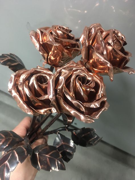 Roses Artwork, Metal Roses, Copper Crafts, Gothic Rose, Welding Art Projects, Copper Diy, Copper Art, Sculpture Metal, Copper Rose