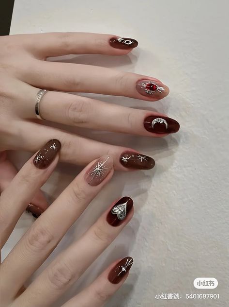 Maroon Nail Art Ideas, Cateyes Nails Design Red, Nail Art Simple Elegant Classy Maroon, Kutek Maroon, Nail Art Red Wine, Nail Art Maroon Elegant, Nail Art Elegant Classy, Nail Art Aesthetic Red, Korean Nail Art Red