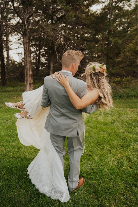 groom carrying bride Wedding Carrying Bride, Bride Carry Pose Reference, Carrying Bridal Style Pose, Couple Carrying Pose, Bridal Carry Pose Reference, Bridal Style Carry, Carrying Someone Pose Reference, Groom Holding Bride, Groom Carrying Bride