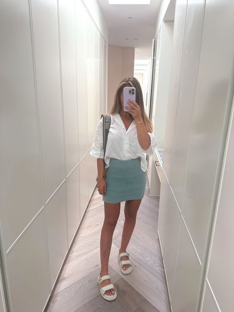 Linen Shirt Summer Outfit, Mini Skirt White Shirt, Dior Sandals Outfit, Shirt And Mini Skirt, Outfits With Sandals, Closet Capsule, Mini Skirt Outfits, Shirt Summer Outfit, Dad Sandals