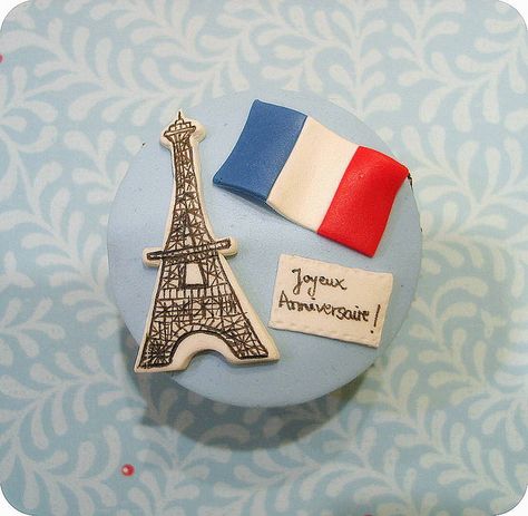 French Cupcakes, Travel Cupcakes, Ratatouille Party, Paris Desserts, Special Cupcakes, Birthday In Paris, Eiffel Tower Cake, French Party, Tour Eiffel Paris