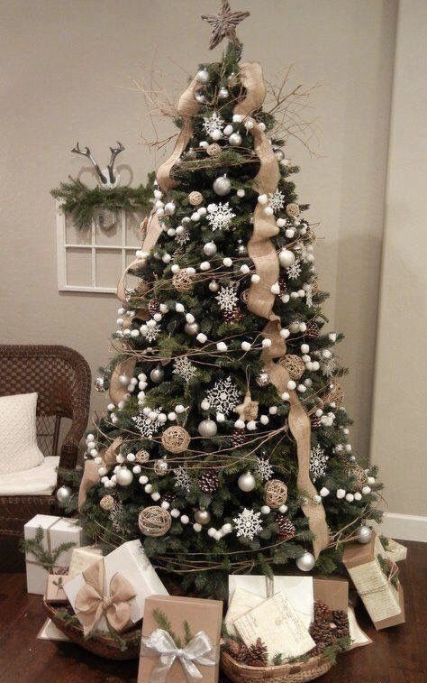 Natal Natural, Christmas Tree Decorating Themes, Farmhouse Christmas Tree, Christmas Tree Decorations Diy, Christmas Tree Decorating, Ribbon On Christmas Tree, Christmas Tree Inspiration, Tree Themes, Pom Pom Garland