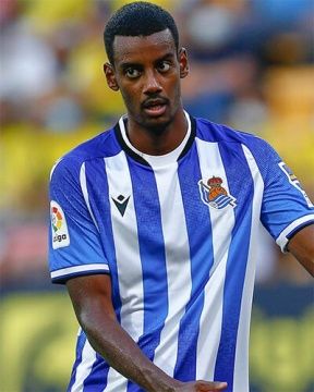 Alexander Isak Girlfriend Alexander Isak, India People, Famous Personalities, Newcastle United, Marital Status, Borussia Dortmund, Business Insider, One Team, Net Worth