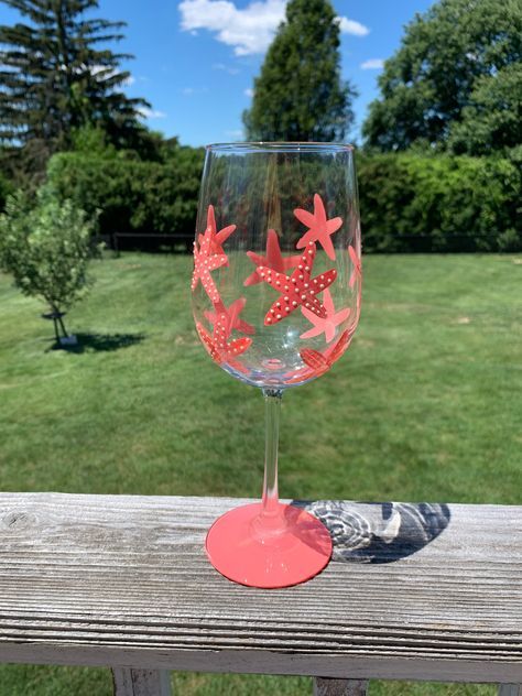 Summer Painted Wine Glasses, Easy Painted Wine Glasses Ideas, Glass Wine Painting Ideas, Summer Wine Glass Painting Ideas, Wine Glass Art Ideas, Cute Painted Wine Glasses, Wine Glass Painting Aesthetic, Painting Glasses Ideas, Drinking Glass Painting