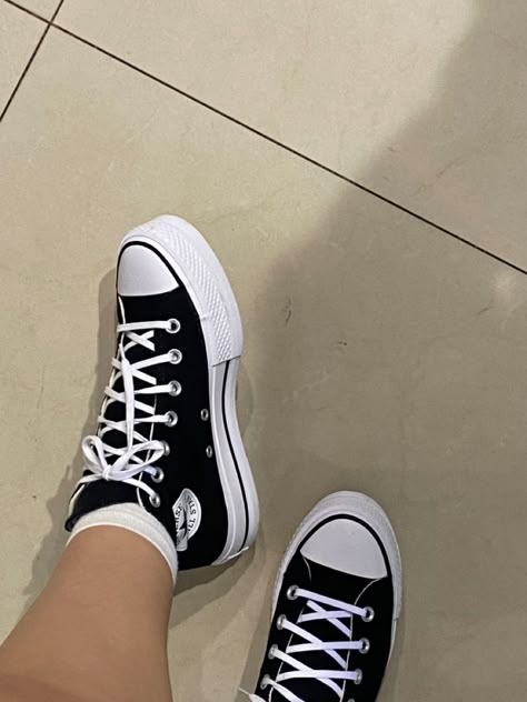 Platform Converse Aesthetic, Ateez Concert Outfit, Black Platform Converse, Converse Platforms, Cute Converse Shoes, Converse Fits, Casual Shoes Women Sneakers, Nike Shoes Women Fashion, Girlfriend Aesthetic