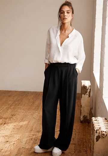 How To Style Wide Leg Trousers Women, Trainer Trousers Outfit, Large Trousers Outfit, Black Wide Leg Pants Outfit Smart Casual, Uk Size 10 Outfits, Long Black Trousers Outfit, Tall Midsize Style, Pleated Wide Pants Outfit, Black Trousers White Shirt Outfit