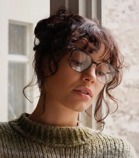 Geek is Chic! The Hottest Hairstyles for Glasses - Hairstyles Weekly Glasses Curly Hair, Hairstyles For Glasses, Bangs With Glasses, Curly Hair Fringe, Bangs And Glasses, Wavy Bangs, Hairstyles With Glasses, Curly Bangs, Curly Hair Inspiration