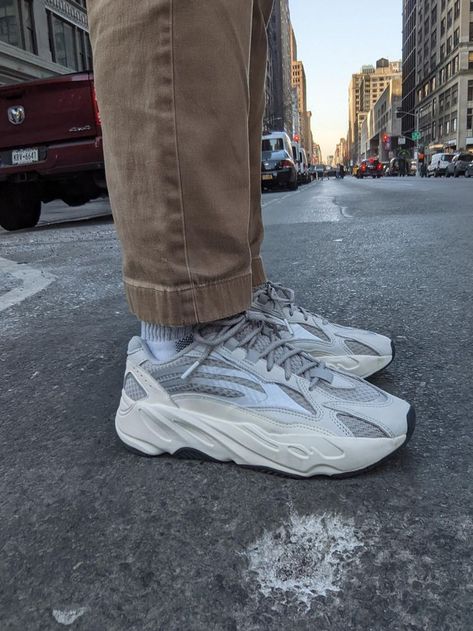 Yeezy 700 Static Outfit, Yeezy 700 Static, Yeezy 700, White Sneaker, Cargo Shorts, Adidas, Mens Outfits, Sneakers, Outfit Inspo